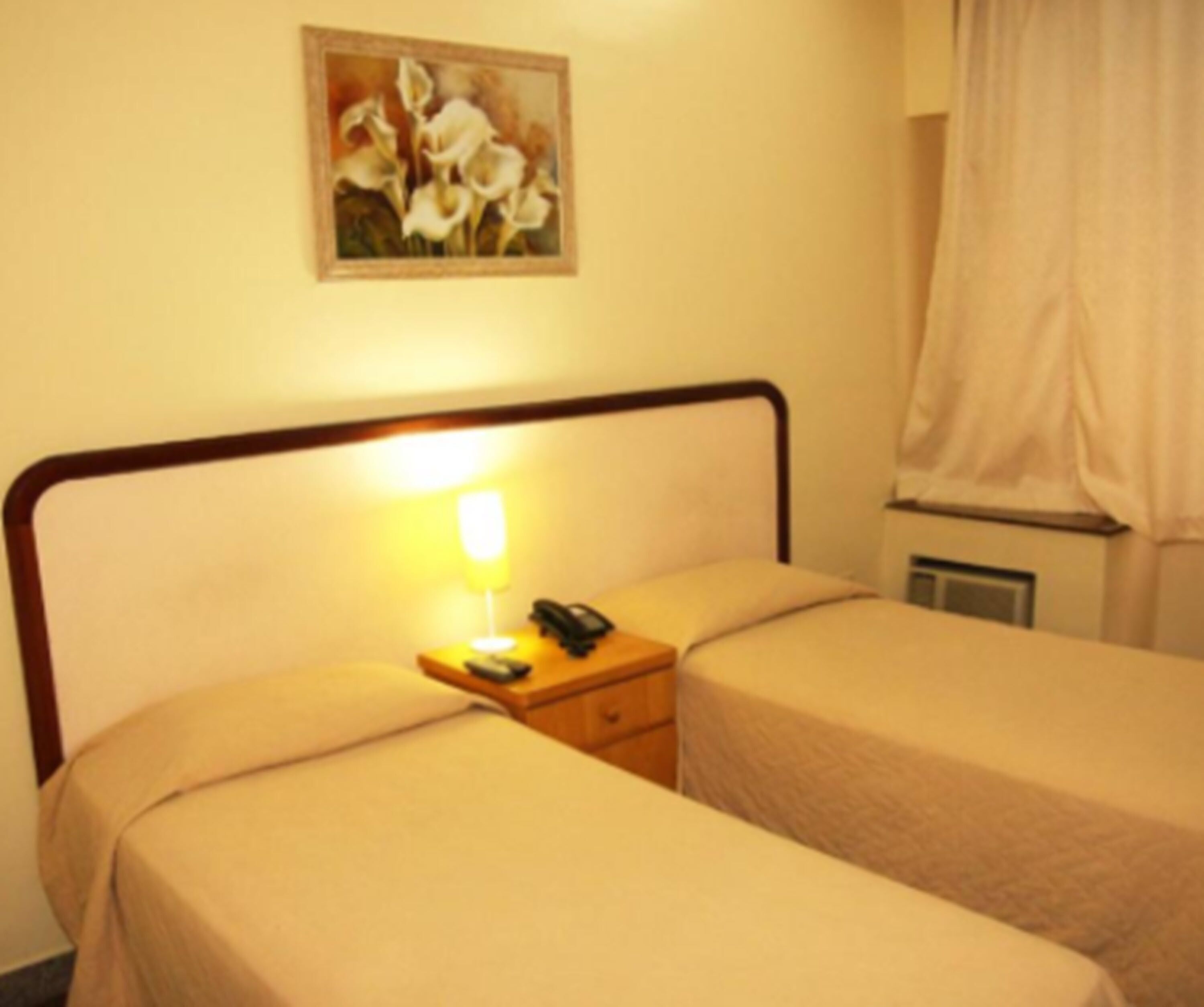 1 quarto, frigobar, cofres nos quartos, escrivaninha