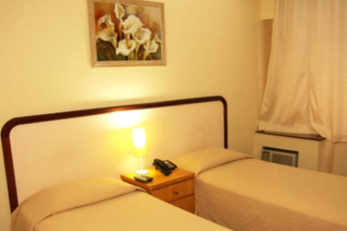 1 quarto, frigobar, cofres nos quartos, escrivaninha