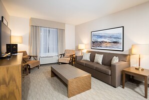 Suite – executive, 1 kingsize-seng med sovesofa, ikke-røyk | Oppholdsområde | En 42-tommers Flatskjerm-TV med digitale kanaler samt TV