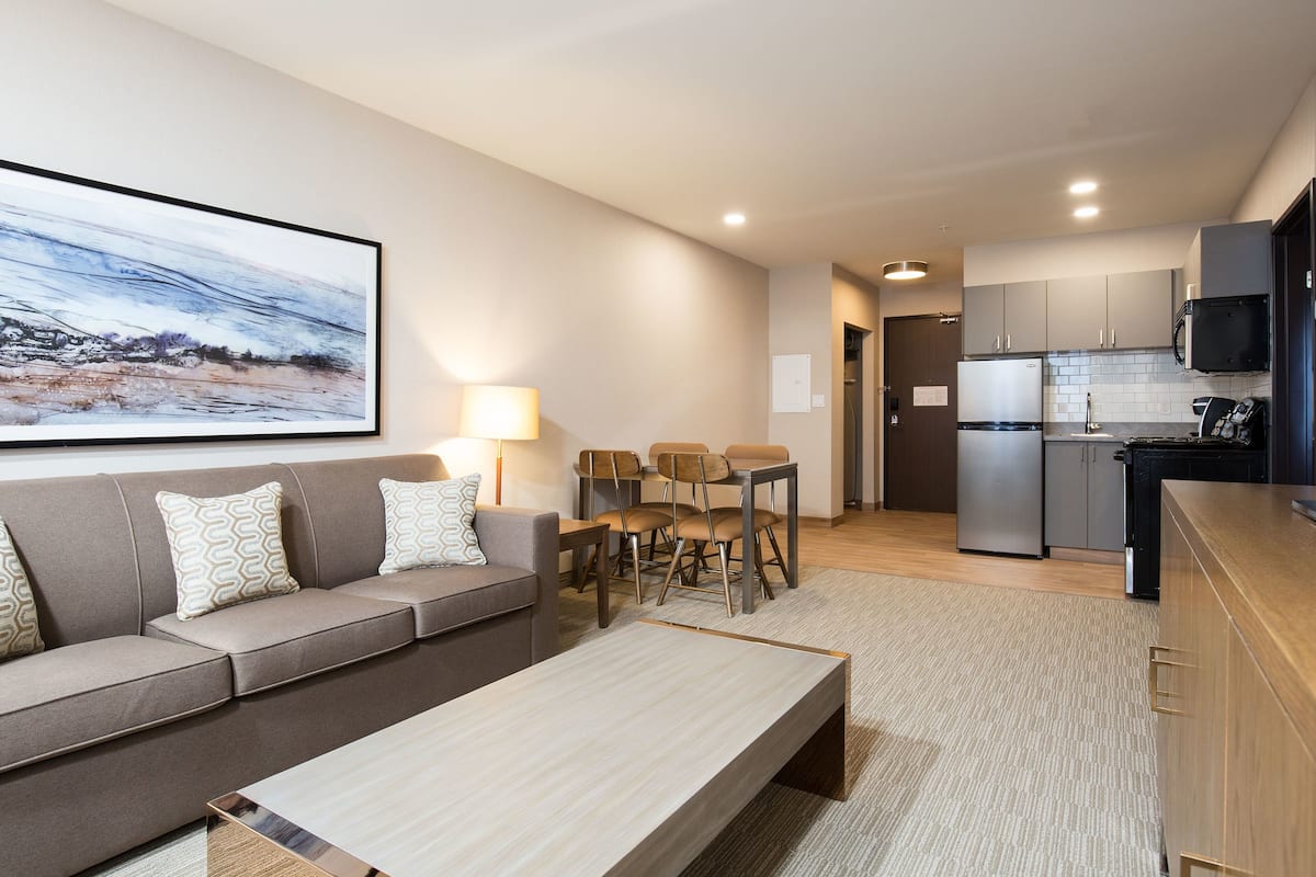 executive suite, 1 king bed with sofa bed, non smoking | living area | 42-inch flat-screen tv with digital channels, tv