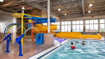 Inomhuspool med öppettider 08.00 till 22.00, och solstolar