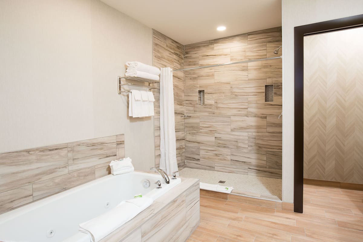 executive suite, 1 king bed with sofa bed, non smoking | bathroom | free toiletries, hair dryer, bathrobes, towels