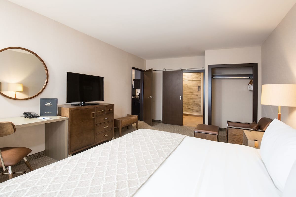 Executive suite, 1 kingsize bed met slaapbank, niet-roken | 1 slaapkamer, luxe beddengoed, pillowtop-bedden, een bureau