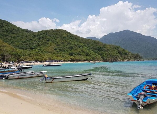 On the beach, sun loungers, beach umbrellas - Apartamento En El Rodadero (Santa Marta)