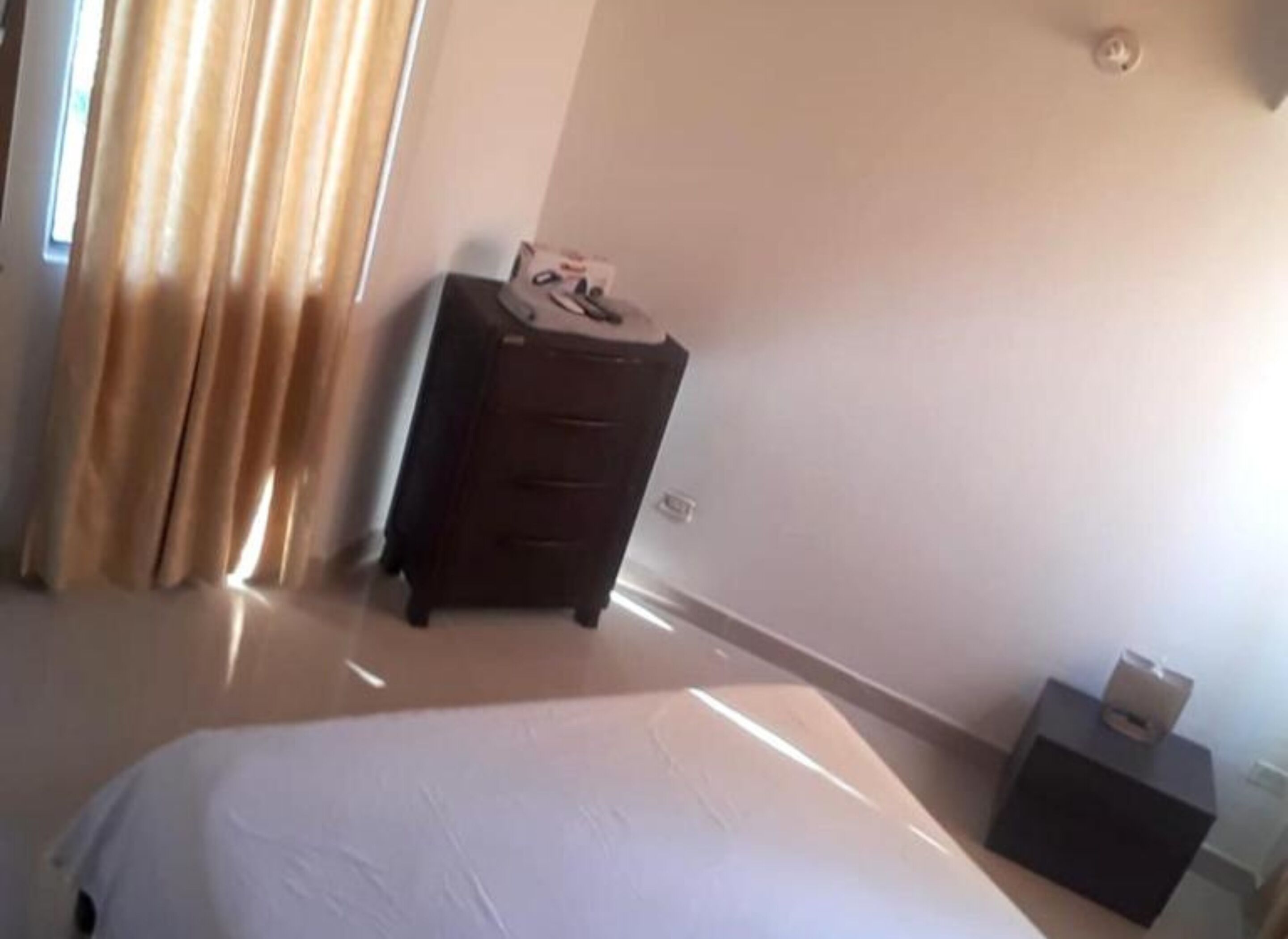 4 室のベッドルーム、デスク、WiFi (無料)、ベッドシーツ