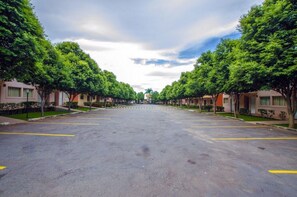 مواقف سيارات مجانية