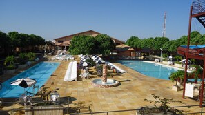 6 outdoor pools, pool umbrellas, pool loungers