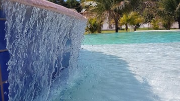 2 piscinas externas, funciona das 8h às 10h, guarda-sóis