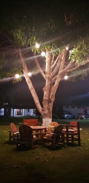 2 piscinas externas, funciona das 8h às 10h, guarda-sóis