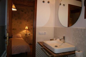 Amenidades de baño gratuitas, secadora de cabello, toallas 