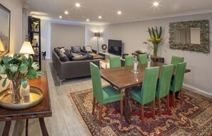 Casa | Área de sala de estar | Televisión de pantalla plana, Netflix y reproductor de DVD 