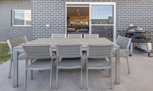 Outdoor dining - The Mountain House (Jindabyne)