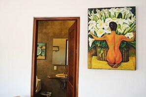 Comfort-Loft, Mehrere Betten, Terrasse, Stadtblick | Badezimmer | Duschwanne