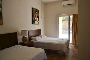 Comfort studio suite, 1 slaapkamer, terras, uitzicht op stad | Woonkamer | Een flatscreentelevisie