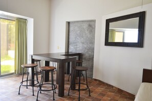 Studio Suite Comfort, 1 kamar tidur, teras, pemandangan kota | Area keluarga | TV layar datar