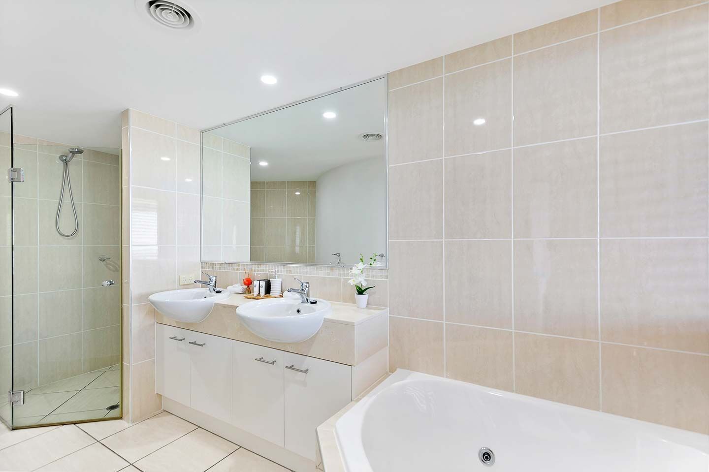 PIER ONE OCEAN VIEW LUXURY APARTMENT - HERVEY BAY Best Ocean Views in the Bay.  — image 19