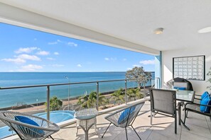 Outdoor dining - PIER ONE OCEAN VIEW LUXURY APARTMENT - HERVEY BAY Best Ocean Views in the Bay.  (Urangan HERVEY BAY)
