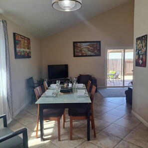 Dining - Charming Home in Concord  near San Francisco  (Concord)