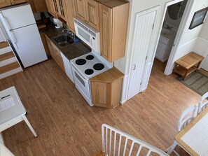 Frigorífico, microondas, horno y placa de cocina