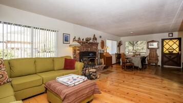 TV connectée, cheminée, lecteur de DVD, table de tennis de table