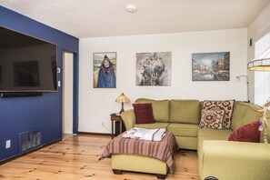 Smart-TV, Kamin, DVD-Player, Tischtennisplatte