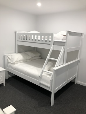 3 chambres, fer et planche à repasser, Wi-Fi, draps fournis