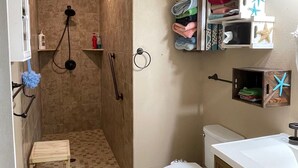 Un bagno con doccia, WC e lavabo.