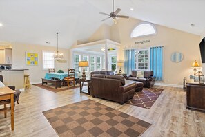 Téléviseur connecté, table de ping-pong, livres