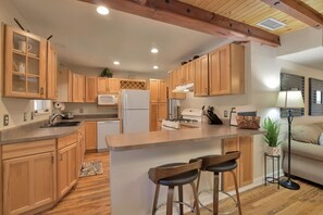 Jääkaappi, mikroaaltouuni, uuni, liesi