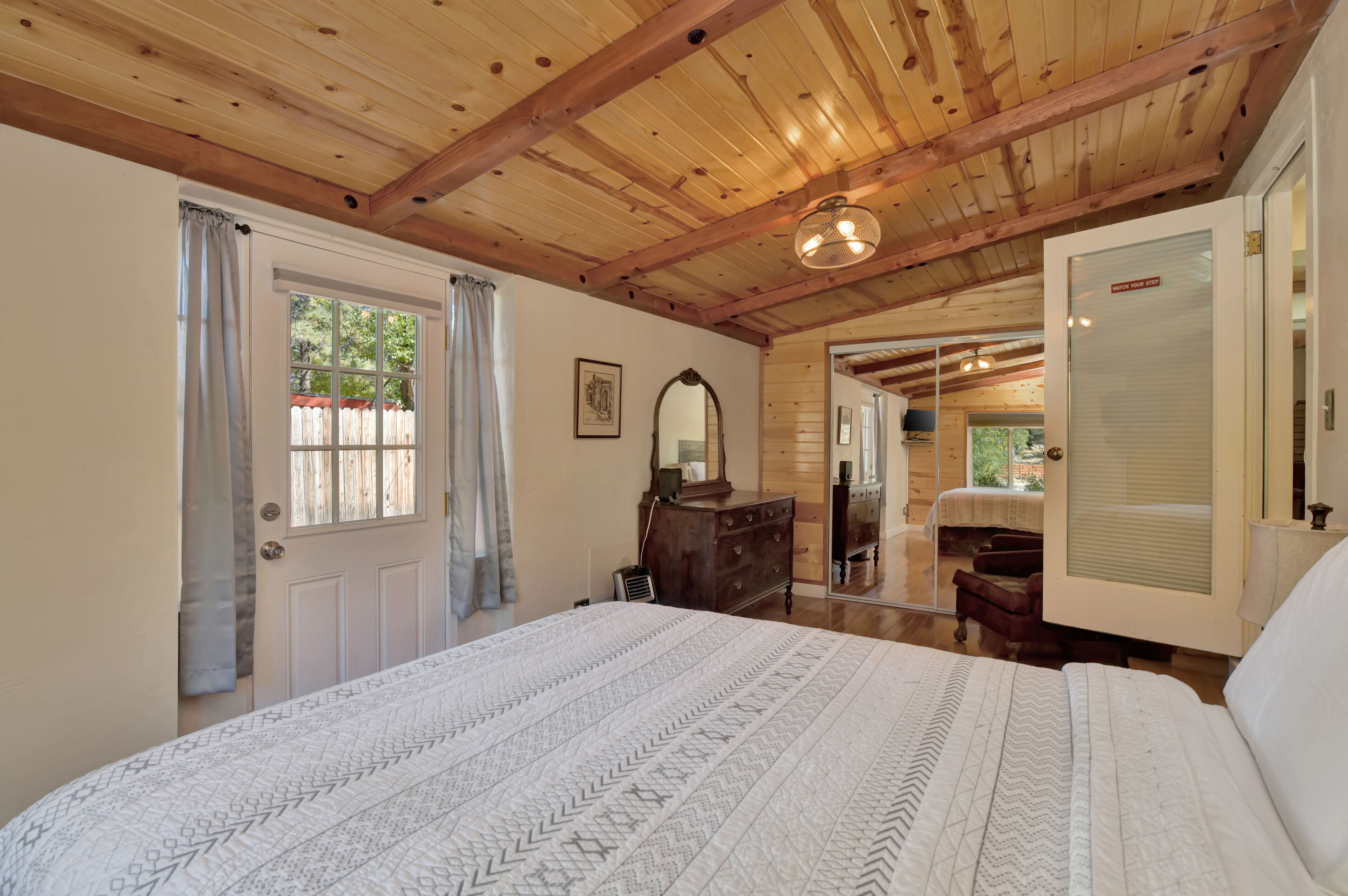 3 bedrooms, desk, iron/ironing board, travel crib