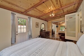 3 makuuhuonetta, työpöytä, silitysrauta/-lauta, vauvan matkasänky