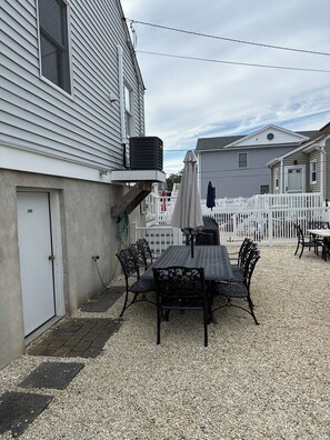Outdoor dining - 2026 NEW Renovated Shore Retreat, Includes Beach Badges, 2 Blocks to Beach & Bay (Lavallette)