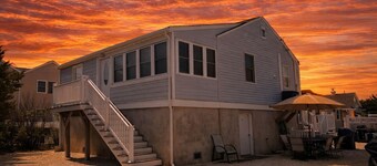 2025 NEW Renovated Shore Retreat, Includes Beach Badges, 2 Blocks to Beach & Bay