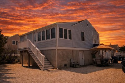 2026 NEW Renovated Shore Retreat, Includes Beach Badges, 2 Blocks to Beach & Bay