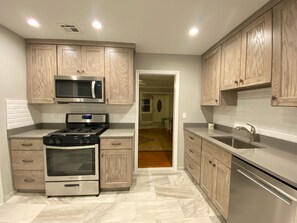 ثلاجة، ميكروويف، فرن، موقد طهي مسطح