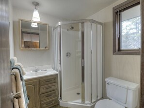 Combined shower/tub, hair dryer, towels