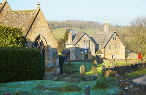 Sheepscombe Byre, sleeps 4 guests. This property boasts stunning views.