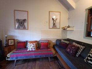 TV, fireplace, DVD player, books - The Cabin - Your Eco Place In the Mountains (Salisbury)