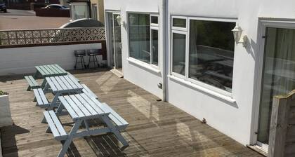 Queen Mary House: Very large holiday home with superb sea views
