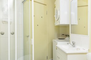 Bathroom - Leo's Cottage (Jindabyne)