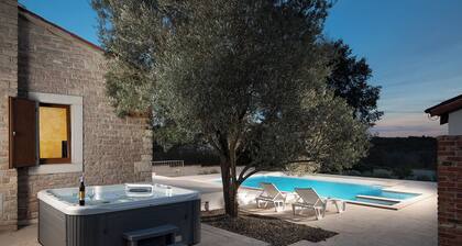 LUX CASA HISTRIA I - with heated swimming pool & jacuzzi