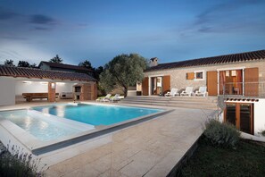 Et oppvarmet basseng