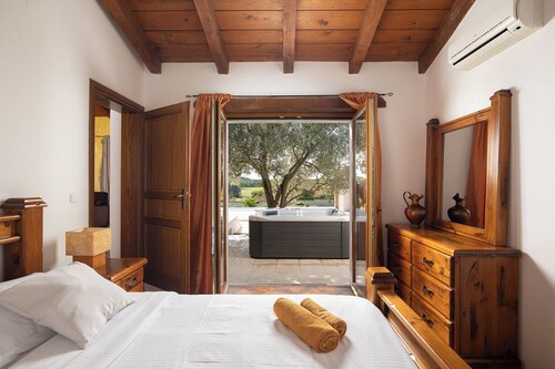 LUX CASA HISTRIA I - with heated swimming pool & jacuzzi