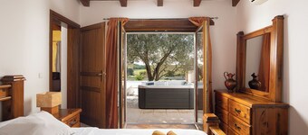 VILLA DE LUXE AVEC PISCINE CHAUFFEE EN PLEIN AIR PISCINE, JACUZZI, SAUNA, espace barbecue ..