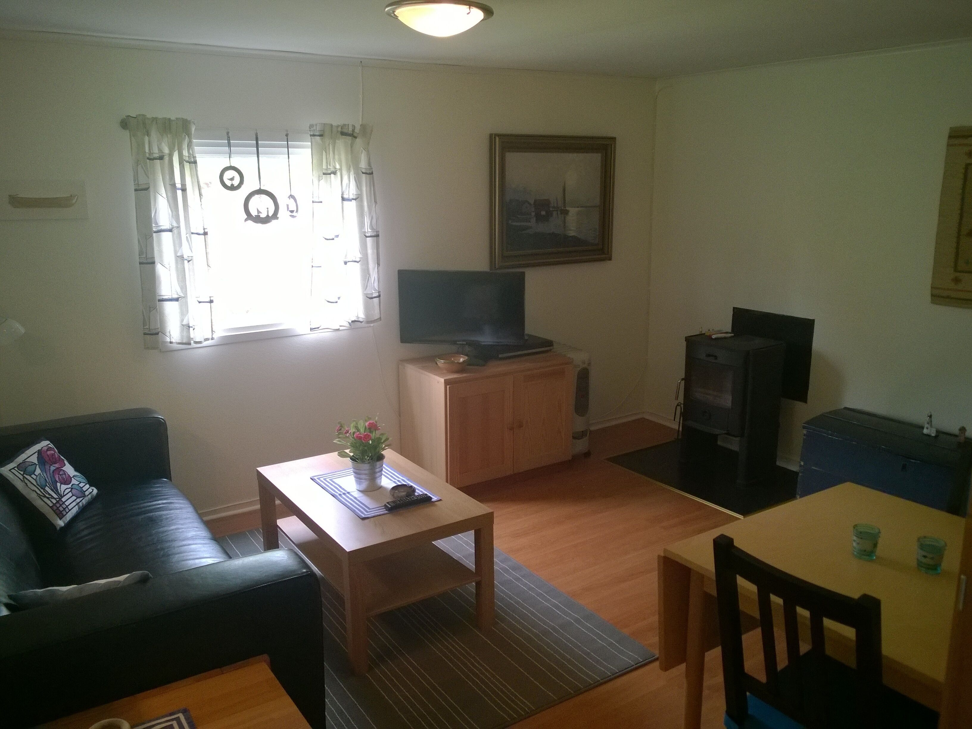 Een televisie en een open haard