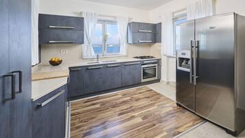 Kühlschrank, Mikrowelle, Ofen, Herdplatte