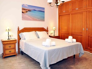 4 bedrooms, iron/ironing board, Internet, bed sheets