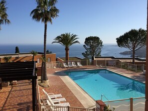 Outdoor pool -   F2 beautiful air-conditioned sea view in theoule sur mer alpes maritimes (Théoule-Sur-Mer)