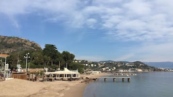 NĂ€ra stranden och solstolar