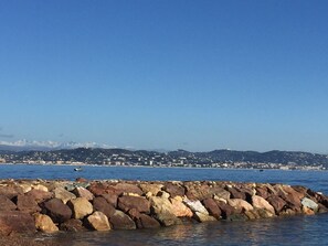 Plage à proximité, chaises longues